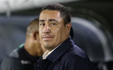 Efraín Juárez managing Pumas UNAM, a team Pablo Barrera supports.